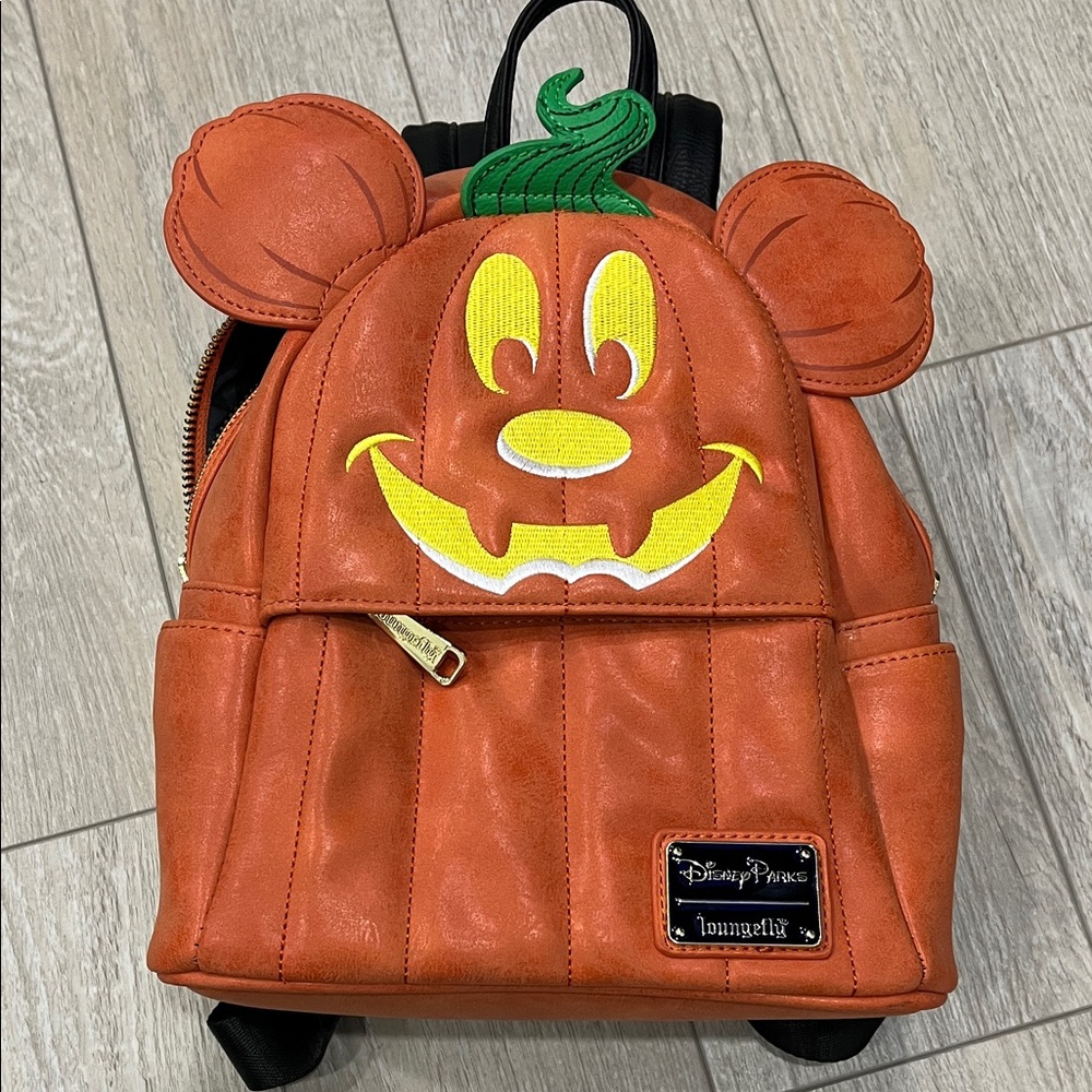 HOLY GRAIL Loungefly – 2019 Disney Parks Mickey Pumpkin Mini Backpack